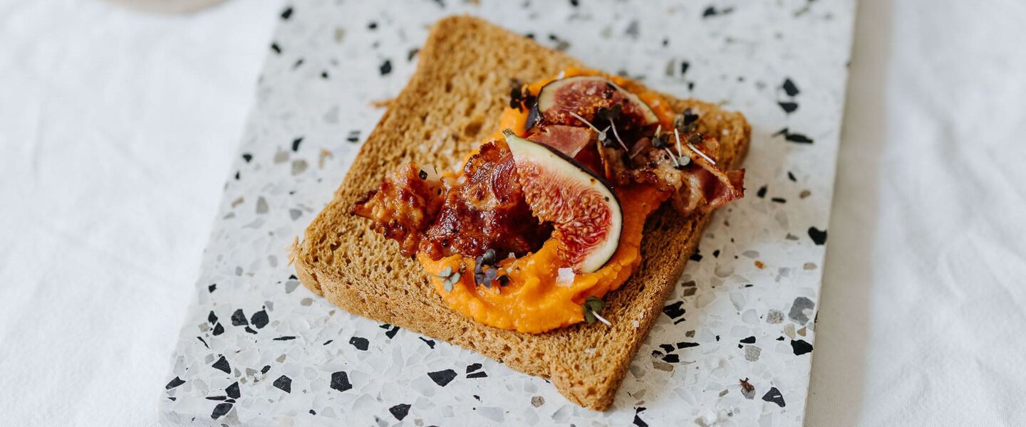 Ölz Farmer Soft Sandwich mit Kürbisaufstrich, knusprigem Speck und Feigen