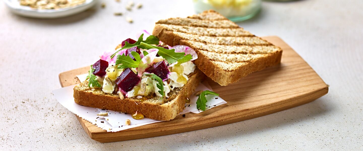 Ölz Mehrkorn Toast - rote Rüben, Apfel-Kren, Chioggia Rübe & geröstete Sonnenblumenkerne