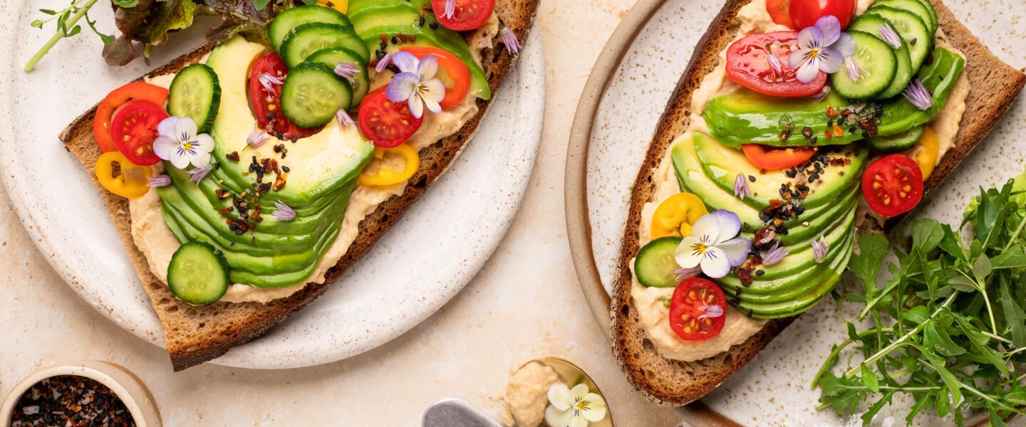 Ölz Landbrot mit Avocado & frischem Gemüse