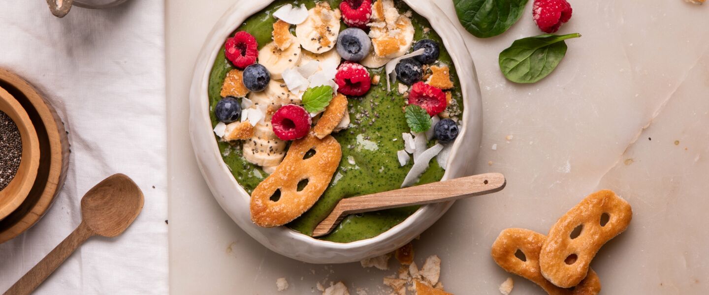 Smoothie Bowl mit Ölz Blätterteig Brezel-Granola