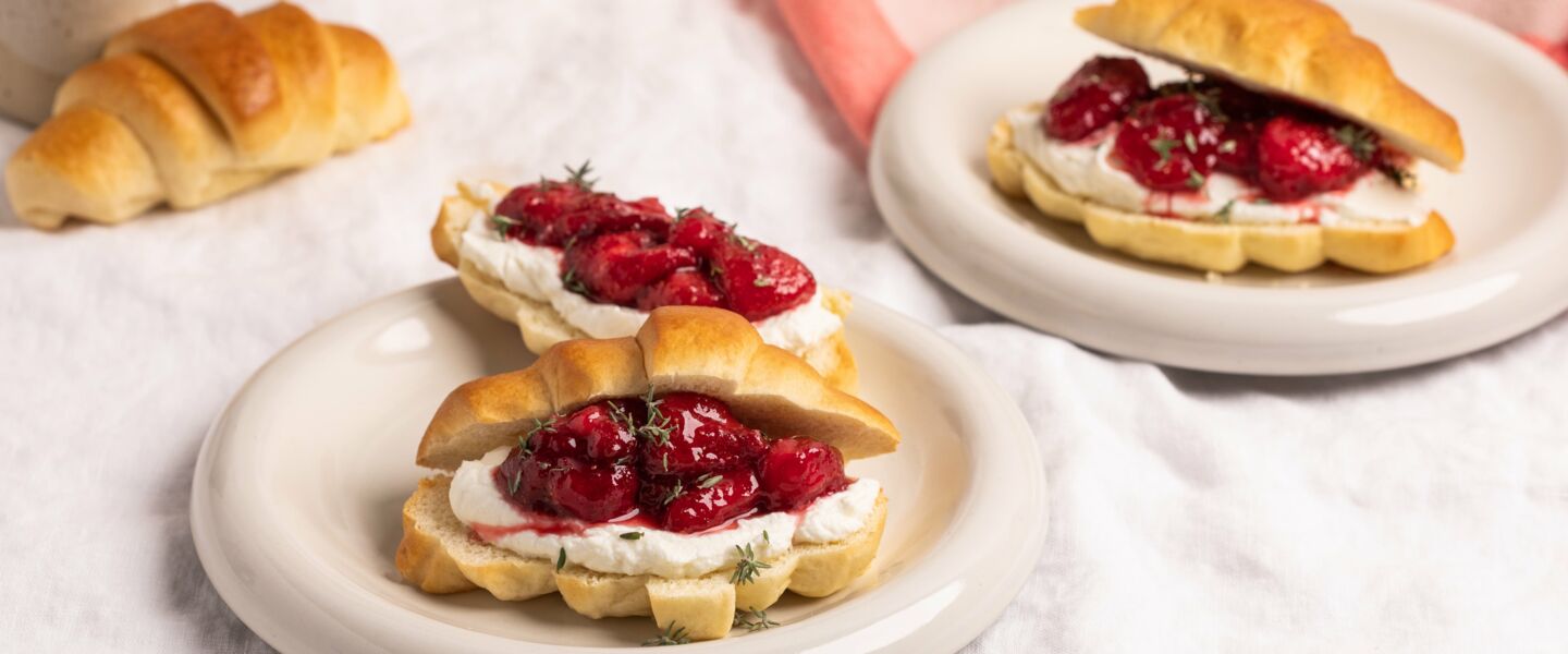 Ölz Mini Butter Croissants mit Erdbeerkompott