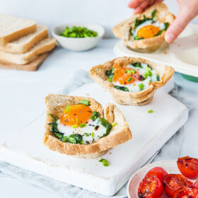 Ölz Mehrkorn Toast Muffins mit Spiegelei und Spinat