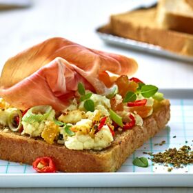 Ölz Mehrkorn Toast mit Fetakäse, Pfefferoni, halbgetrocknete Marillen & San Daniele Schinken