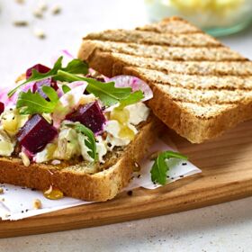 Ölz Mehrkorn Toast - rote Rüben, Apfel-Kren, Chioggia Rübe & geröstete Sonnenblumenkerne