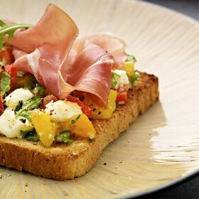 Ölz Mehrkorn Toast mit Ruccola-Schafkäse, Ofenpaprika & Serrano Schinken