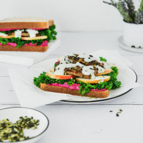 Ölz Dinkel Soft Sandwich mit Rote Rüben Hummus