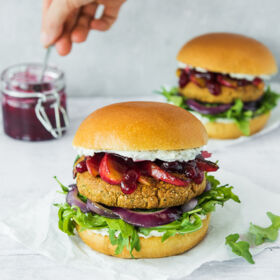 Ölz Brioche Burger Brötle mit Falafel Patty & karamellisiertem Pfirsich