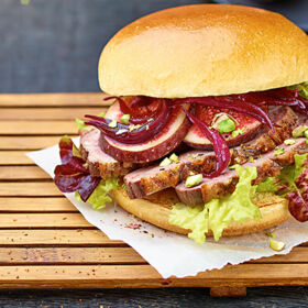 Ölz Brioche Burger Brötle mit gebratener Gewürz-Entenbrust, Feigen, Seidentofu, gesalzene Pistazien &  geschmorte Portweinzwiebeln