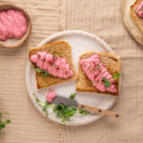 Ölz Mehrkorn Toast mit Rote Rüben-Ricotta Topping