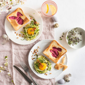 Ölz Butter Toast mit Zoodles & pochiertem Ei