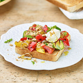 Ölz Dinkel Toast mit gegrilltem mediteranen Gemüse, Dinkelcrumble, Sojatopfen und Basilikumspitzen