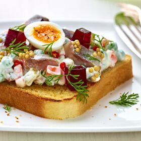 Ölz Butter Toast "Gabelbissen" - Gemüsesalat, Wachtelei, Apfel-rote Rübengelee, "Senfkaviar" & eingelegter Matjes