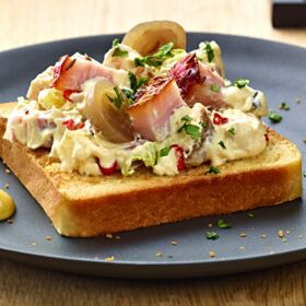 Ölz Sandwich Toast mit "Schweinsbratensalat", eingelegte Balsamicozwiebel, Birne, Gewürzmayonnaise & Chinakohl