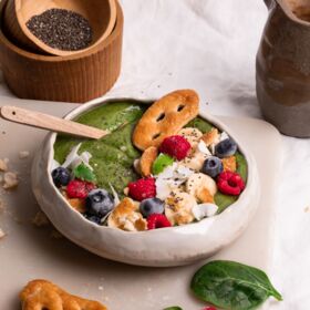 Smoothie Bowl mit Ölz Blätterteig Brezel-Granola