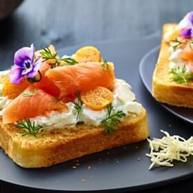 Ölz Butter Toast mit Räucherlachs, Veilchen, Physalis, Honig, Senfgurken, Ricotta & Dillkraut