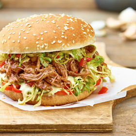 Ölz Maxi Burger Brötle mit Pulled Pork, Paprika-Krautsalat, Spitzpaprika & Senfcreme