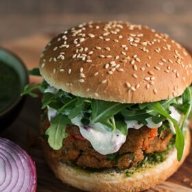 Ölz Maxi Burger Brötle mit Thunfischpatty, Rucola und Koriander Pesto