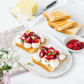 Ölz Butter Toast mit Ricottacreme & heißen Erdbeeren