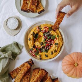 Ölz Landbrot Dinkel Brotchips mit Süßkartoffelhummus_quadratisch