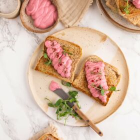 Ölz Mehrkorn Toast mit Rote Rüben-Ricotta Topping