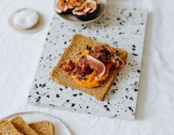 Ölz Farmer Soft Sandwich mit Kürbisaufstrich, knusprigem Speck und Feigen