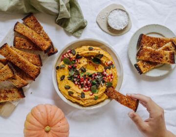 Ölz Landbrot Dinkel Brotchips mit Süßkartoffelhummus, gerösteten Kürbiskernen und Granatapfel