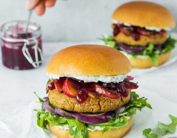 Ölz Brioche Burger Brötle mit Falafel Patty und karamellisiertem Pfirsich