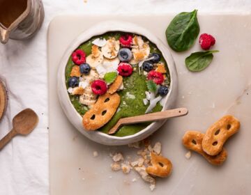 Smoothie Bowl mit Ölz Blätterteig Brezel-Granola