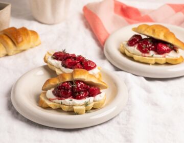 Ölz Mini Butter Croissants mit Erdbeerkompott