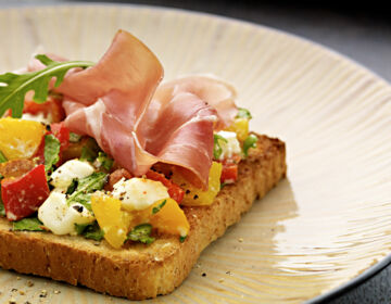 Ölz Mehrkorn Toast mit Ruccola-Schafkäse, Ofenpaprika & Serrano Schinken