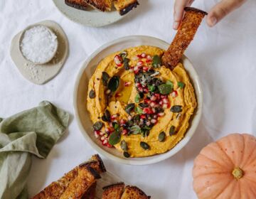 Ölz Landbrot Dinkel Brotchips mit Süßkartoffelhummus_quadratisch